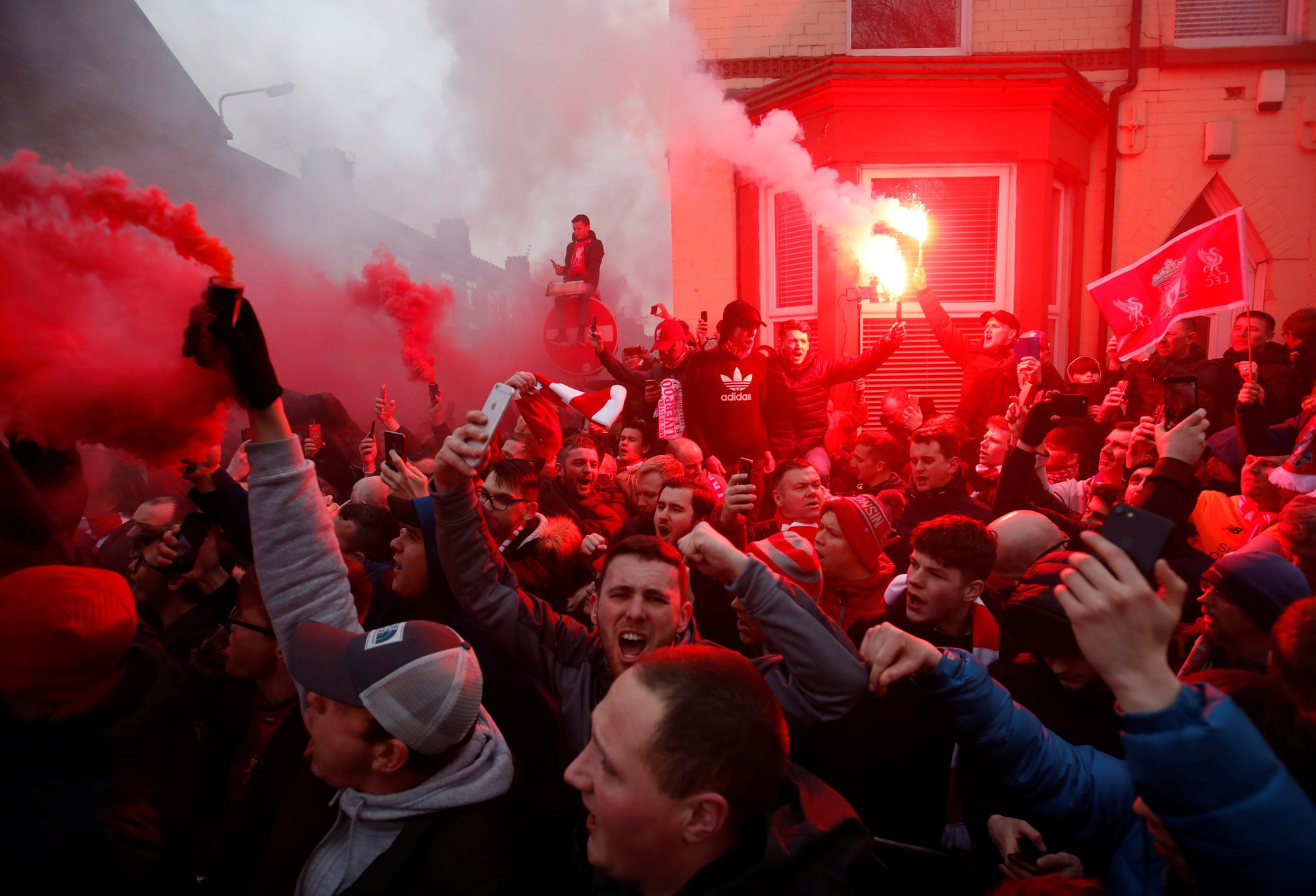Fan Liverpool ăn mừng trận thắng Man City như thể vô địch - Ảnh 5.