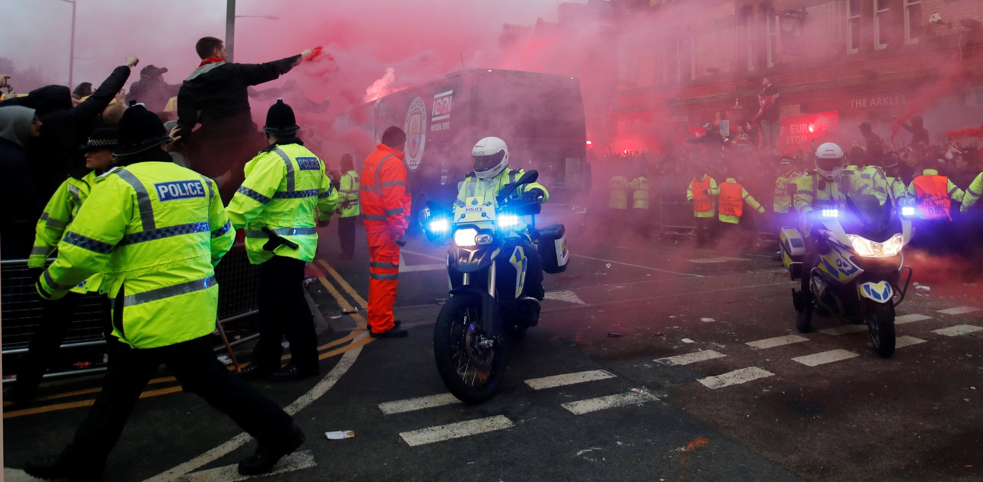 Fan Liverpool ăn mừng trận thắng Man City như thể vô địch - Ảnh 7.