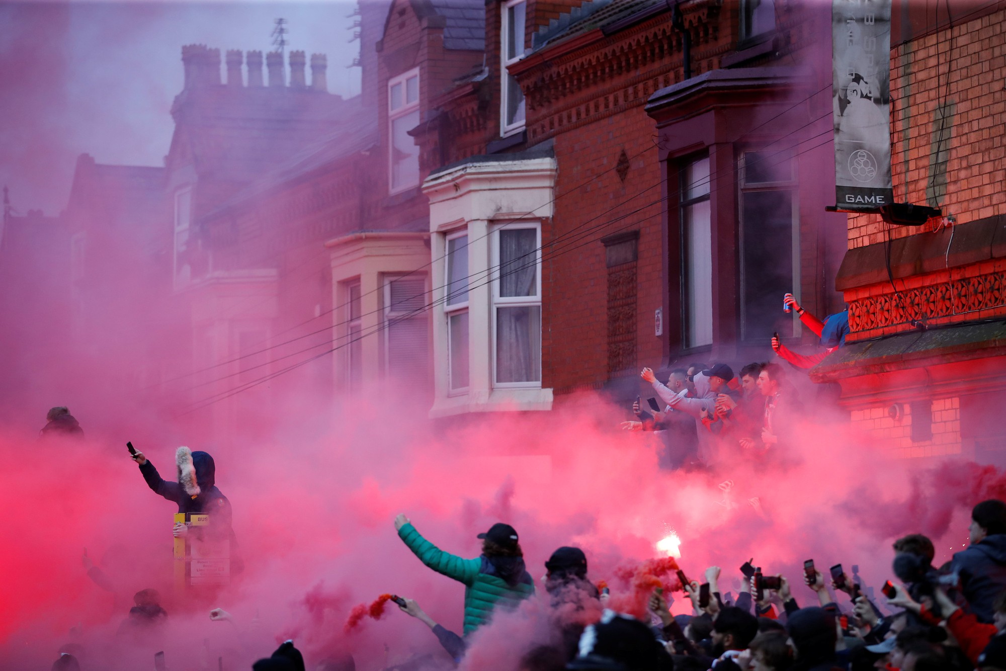 Fan Liverpool ăn mừng trận thắng Man City như thể vô địch
