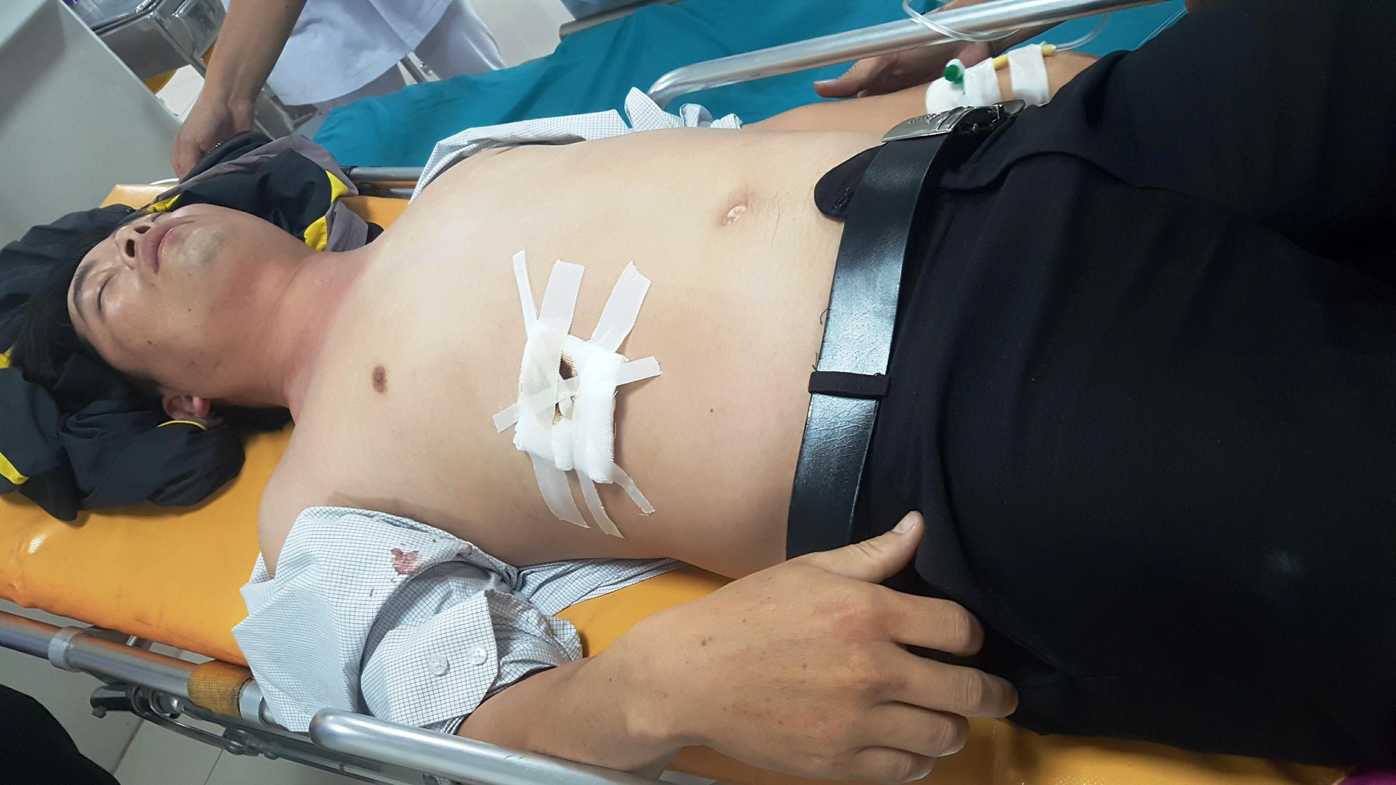 Vụ học sinh đâm thầy giáo trọng thương: Thầy có tát tai học sinh trước lớp?