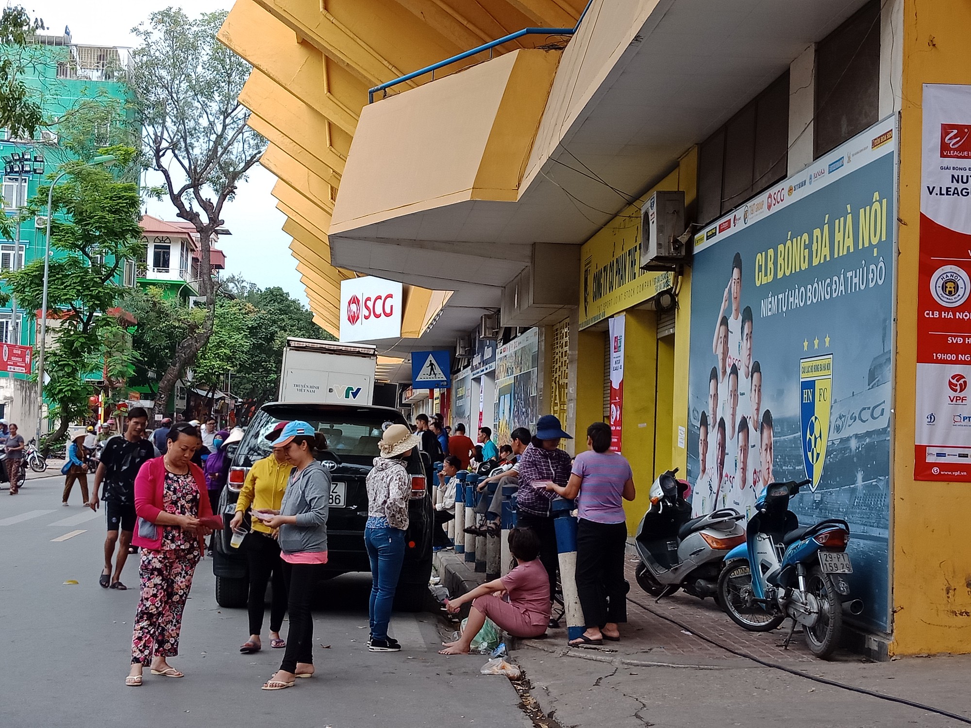 Bầu Đức treo gi&ograve; hậu vệ HAGL, Thanh H&oacute;a sa thải HLV - Ảnh 7.