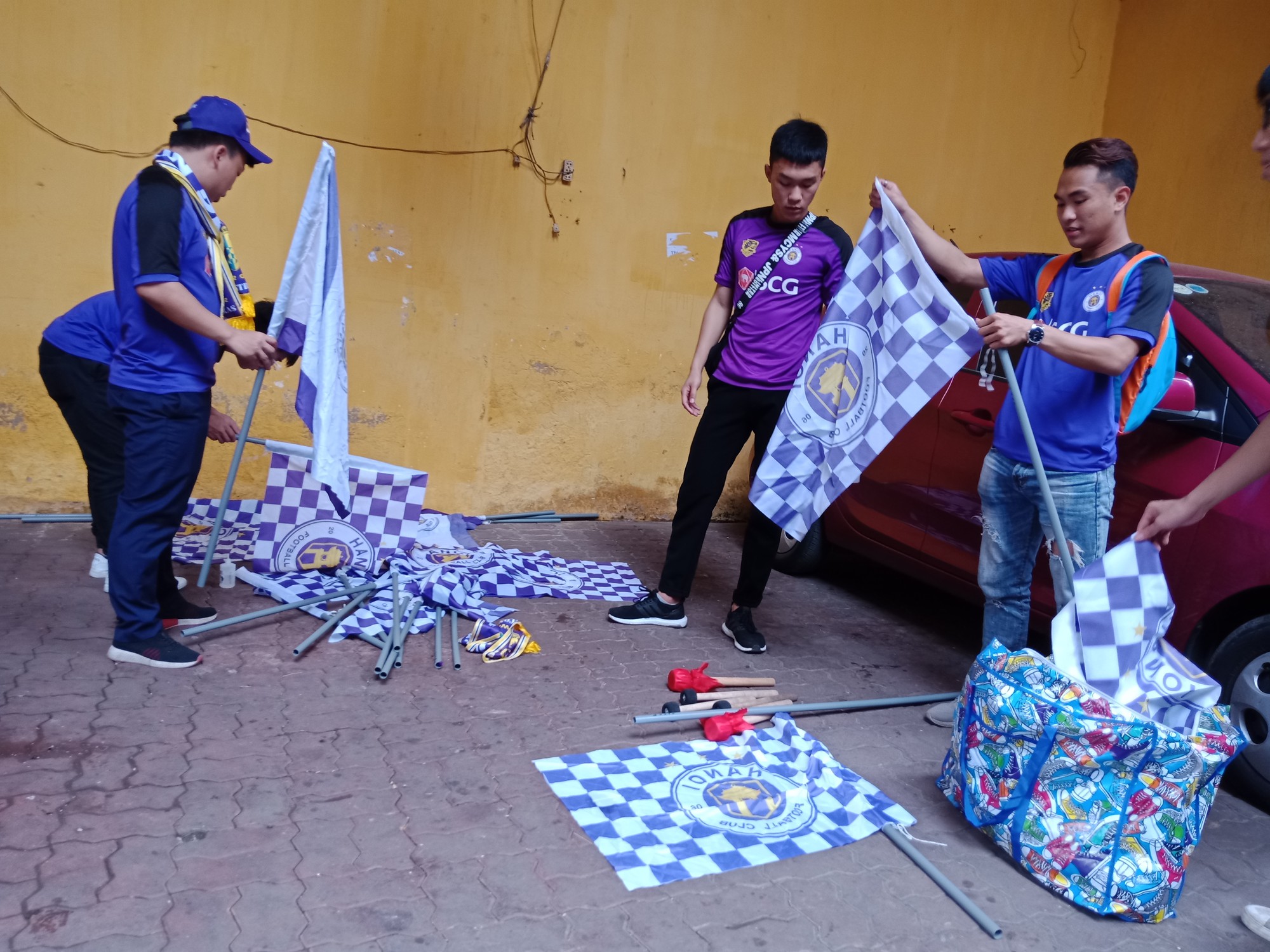 Bầu Đức treo gi&ograve; hậu vệ HAGL, Thanh H&oacute;a sa thải HLV - Ảnh 9.