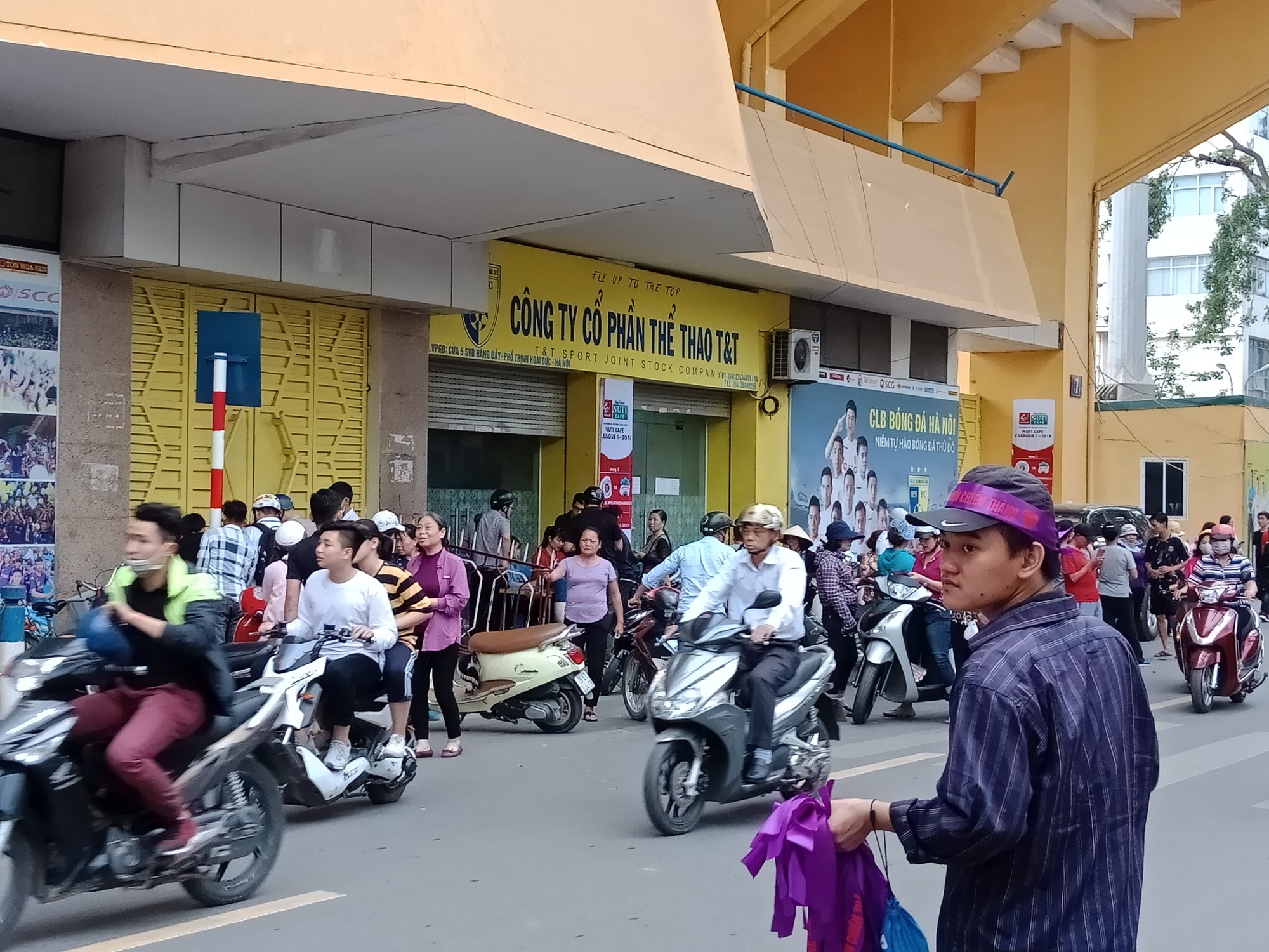 Bầu Đức treo gi&ograve; hậu vệ HAGL, Thanh H&oacute;a sa thải HLV - Ảnh 12.