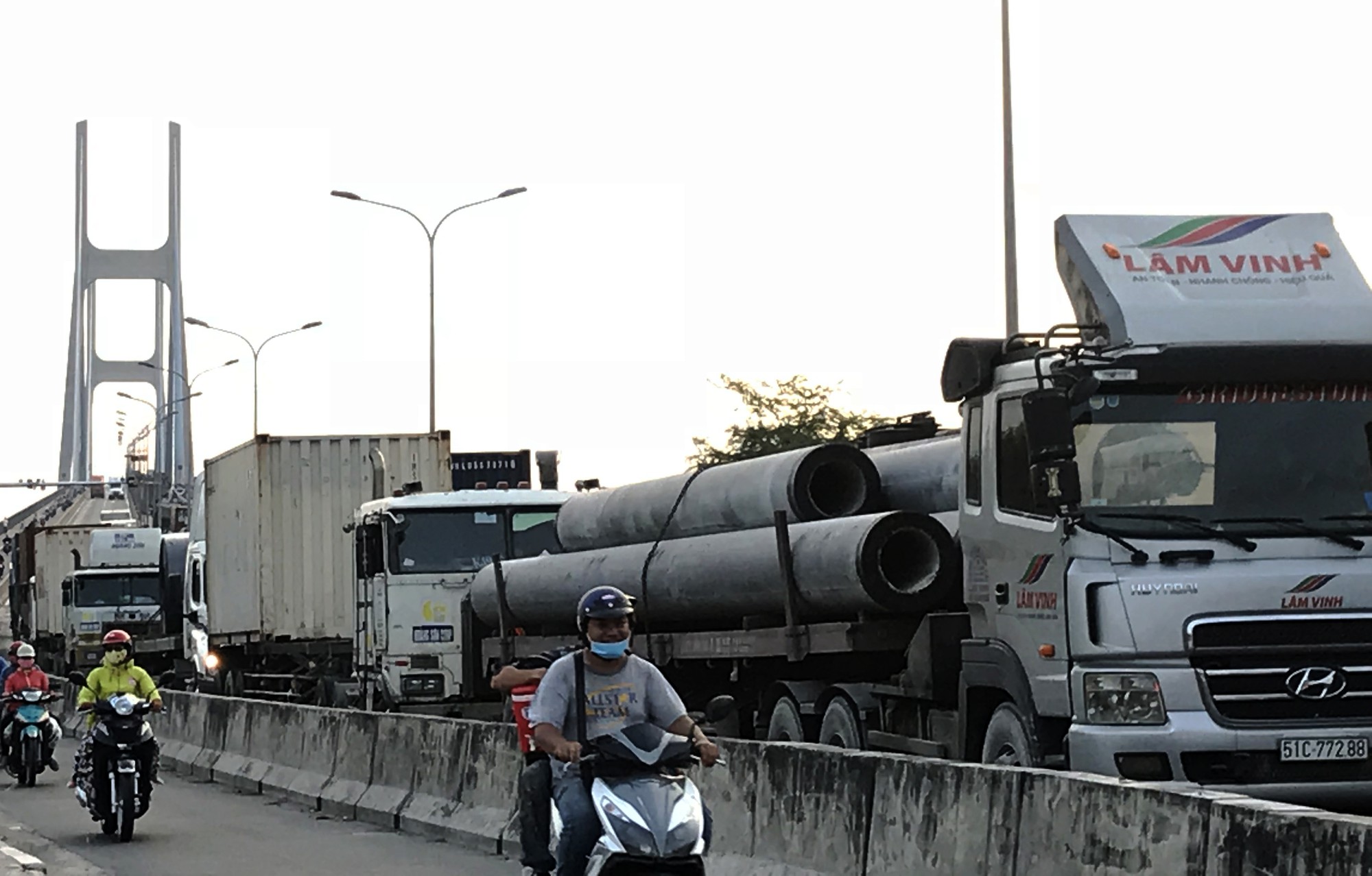 Sợ tốn dầu, tài xế xe Container đậu dốc cầu Phú Mỹ để ngủ