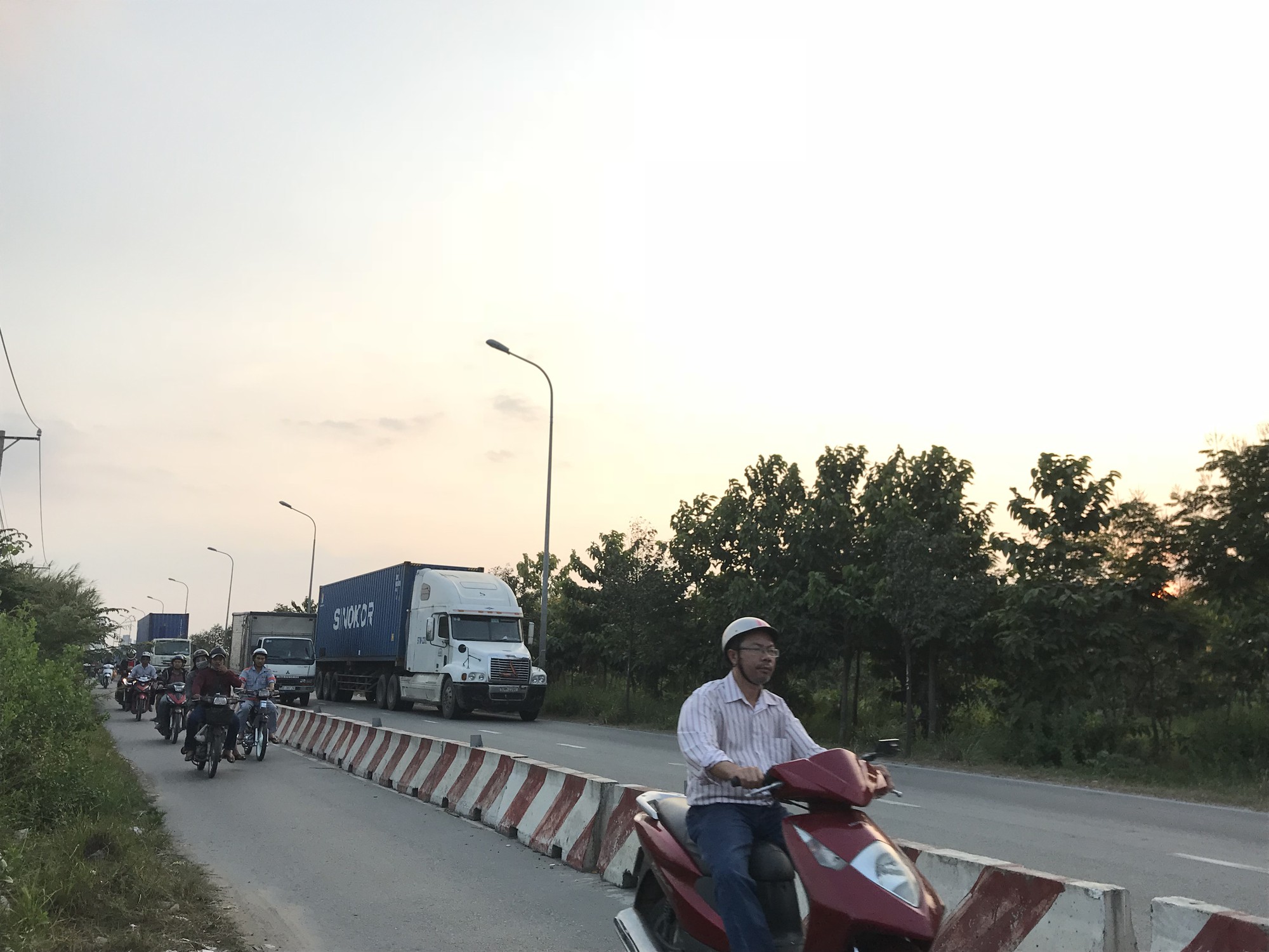 Sợ tốn dầu, tài xế xe Container đậu dốc cầu Phú Mỹ để ngủ - Ảnh 5.