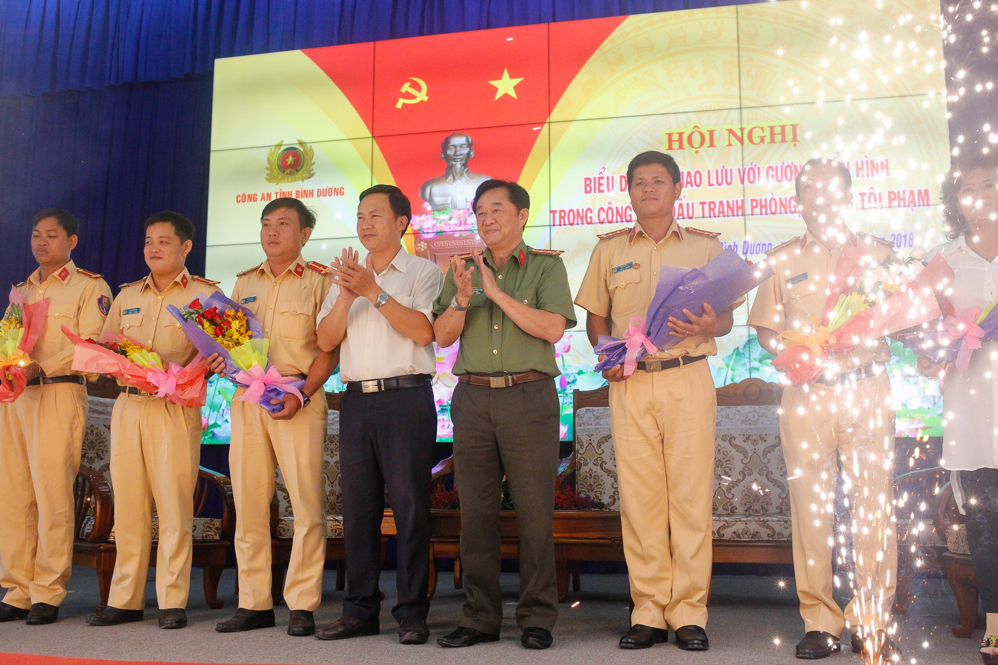 Đề xuất thủ tướng tặng bằng khen nhóm CSGT truy bắt thuốc lá lậu