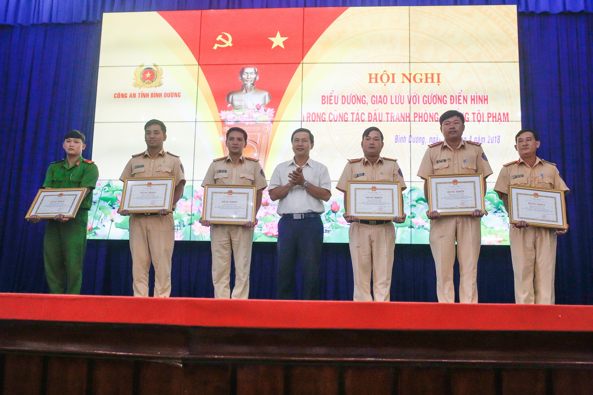 Đề xuất thủ tướng tặng bằng khen nh&oacute;m CSGT truy bắt thuốc l&aacute; lậu - Ảnh 1.