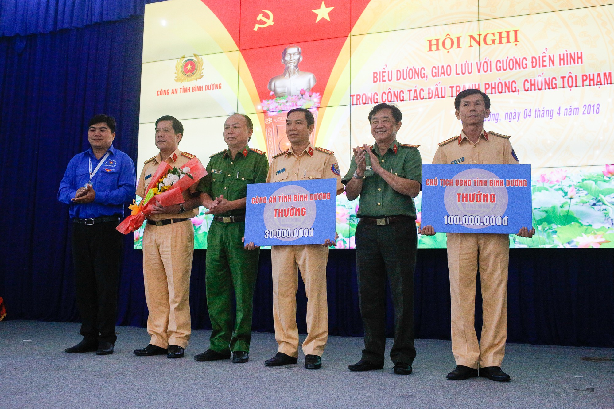 Đề xuất thủ tướng tặng bằng khen nh&oacute;m CSGT truy bắt thuốc l&aacute; lậu - Ảnh 2.
