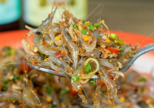 M&oacute;n gỏi t&eacute;p nhảy m&uacute;a trong miệng ở vỉa h&egrave; Th&aacute;i Lan - Ảnh 1.