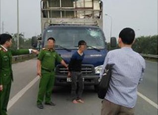 Dùng súng bắn vào xe ô tô "dằn mặt" sau va chạm giao thông