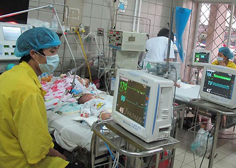 Bù nước oresol sai cách, trẻ 8 tháng tuổi li bì, co giật - Ảnh 1.