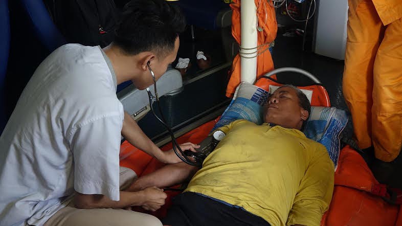 Cứu thuyền trưởng bị liệt nửa người trên vùng biển Hoàng Sa