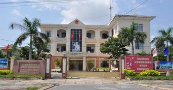 Chụp hình cán bộ phường đọc báo lúc làm việc, dân bị dọa đánh