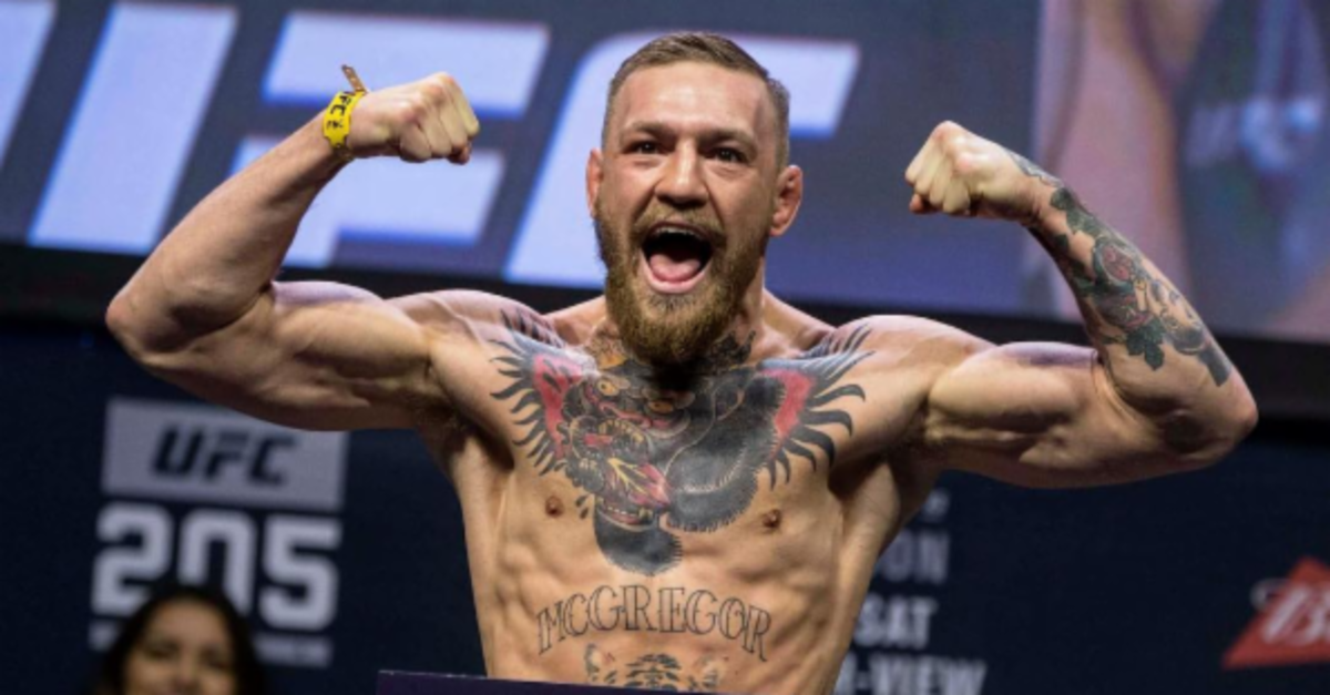Bị tước đai, "gã điên" McGregor tấn công đồng nghiệp