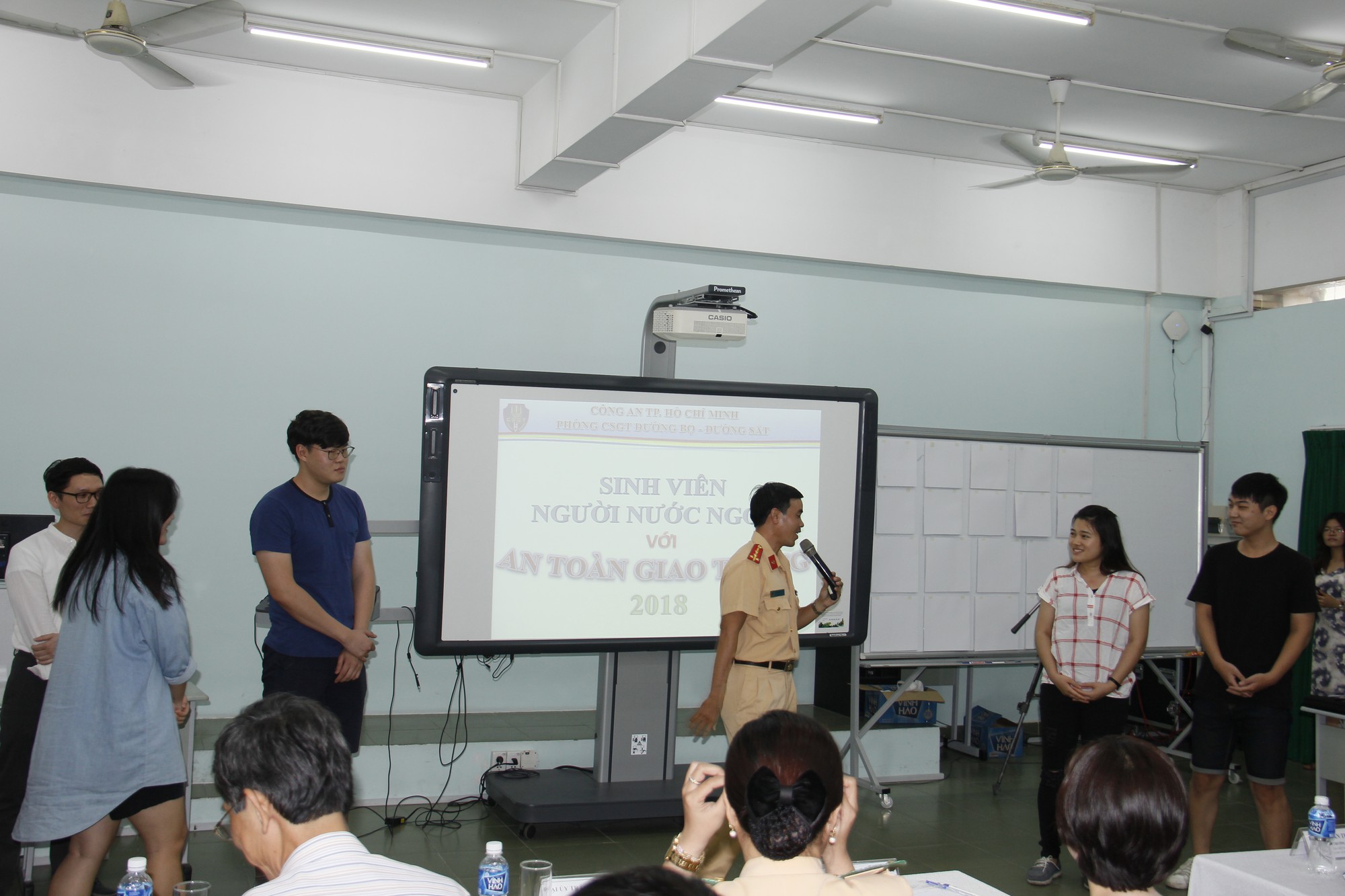 Vào tận trường chỉ dẫn du học sinh đi đúng luật giao thông