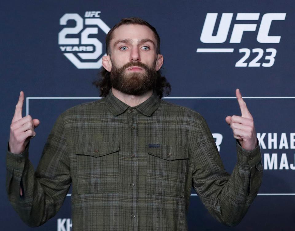 Bị tước đai, gã điên McGregor tấn công đồng nghiệp - Ảnh 4.
