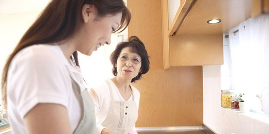Gặp phải mẹ chồng “súp-pờ-soi” phải làm sao?