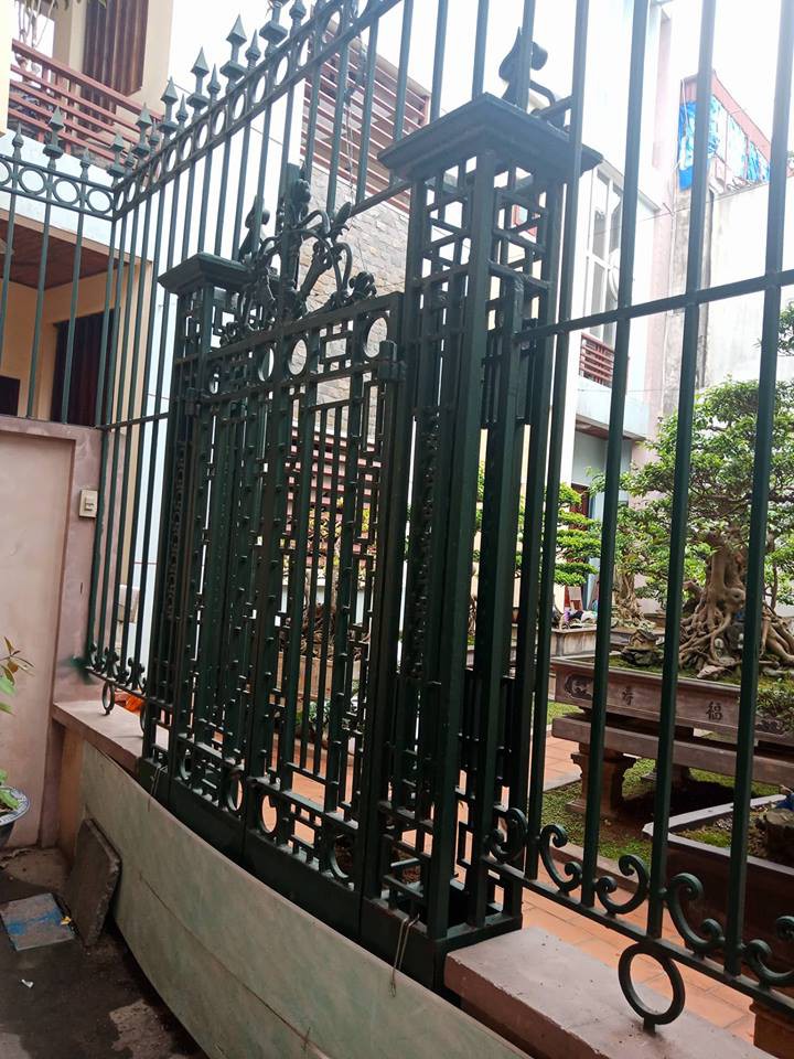 C&aacute;ch lực lượng chức năng di chuyển, kh&aacute;m nh&agrave; cựu trung tướng Phan Văn Vĩnh - Ảnh 1.