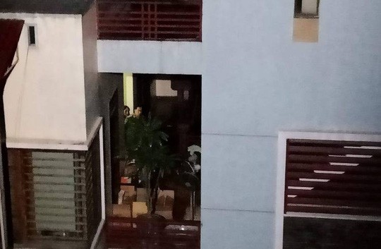 C&aacute;ch lực lượng chức năng di chuyển, kh&aacute;m nh&agrave; cựu trung tướng Phan Văn Vĩnh - Ảnh 3.