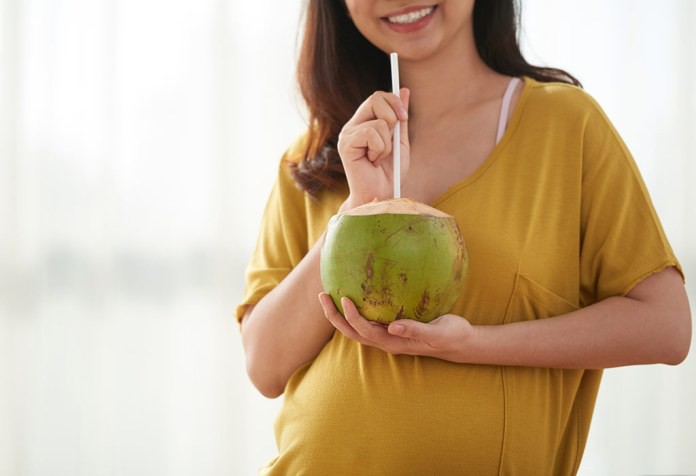 Thực hư bà bầu uống bia, nước dừa sinh con da trắng