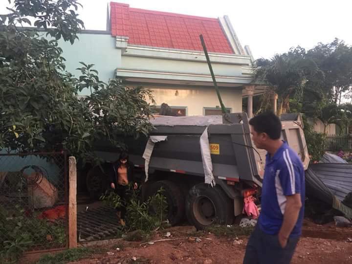 Sáng sớm, xe ben lao vào nhà dân