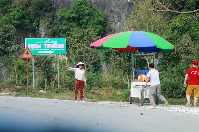 Thịt dê “thấm” bụi bẩn bán tràn lan bên đường vào Tràng An - Ảnh 1.