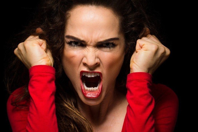 Hùng hổ đi đánh ghen, ai ngờ mình mới là người thứ ba