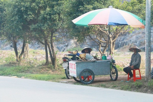 Thịt dê “thấm” bụi bẩn bán tràn lan bên đường vào Tràng An - Ảnh 5.