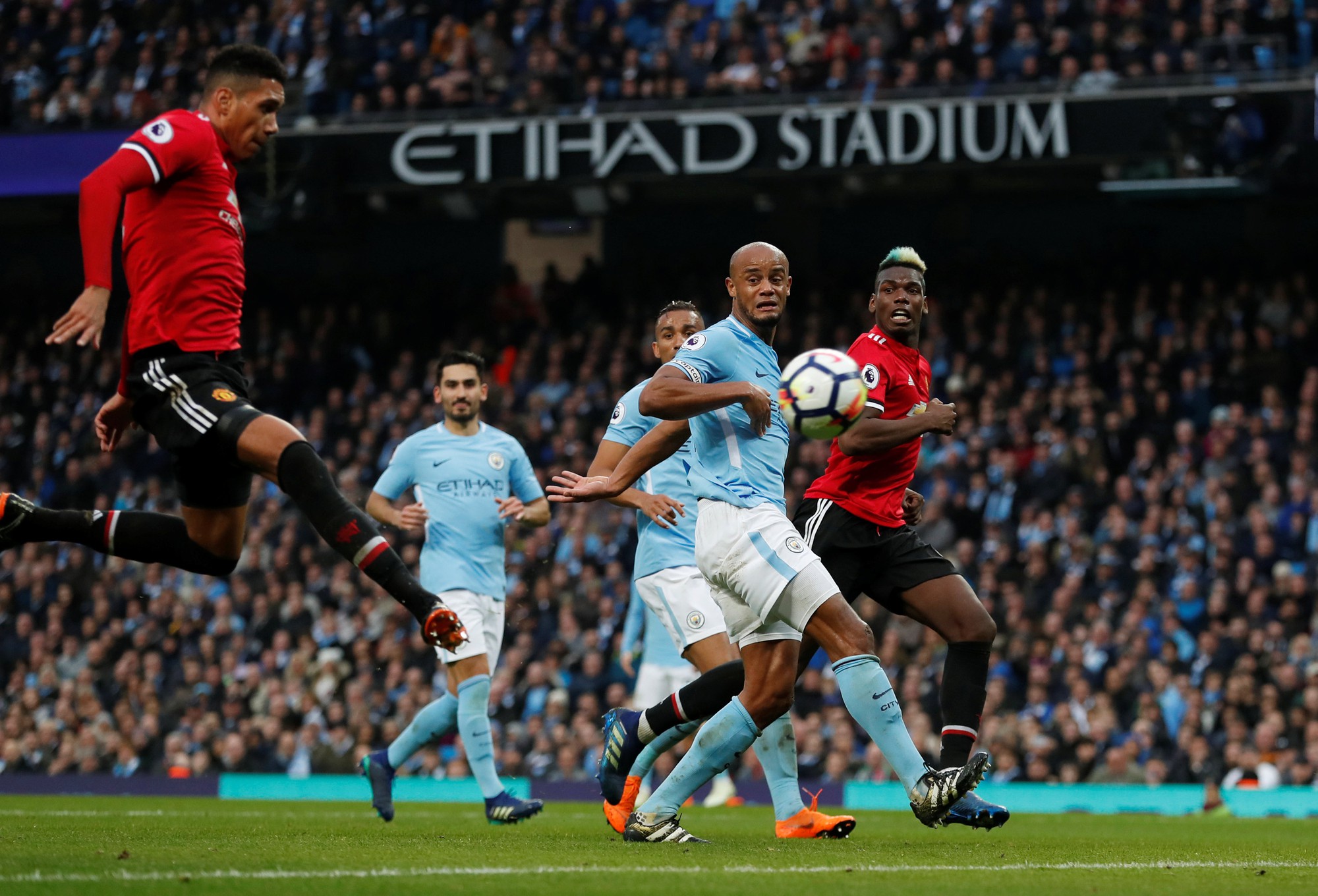 Man City sợ sụp đổ dây chuyền