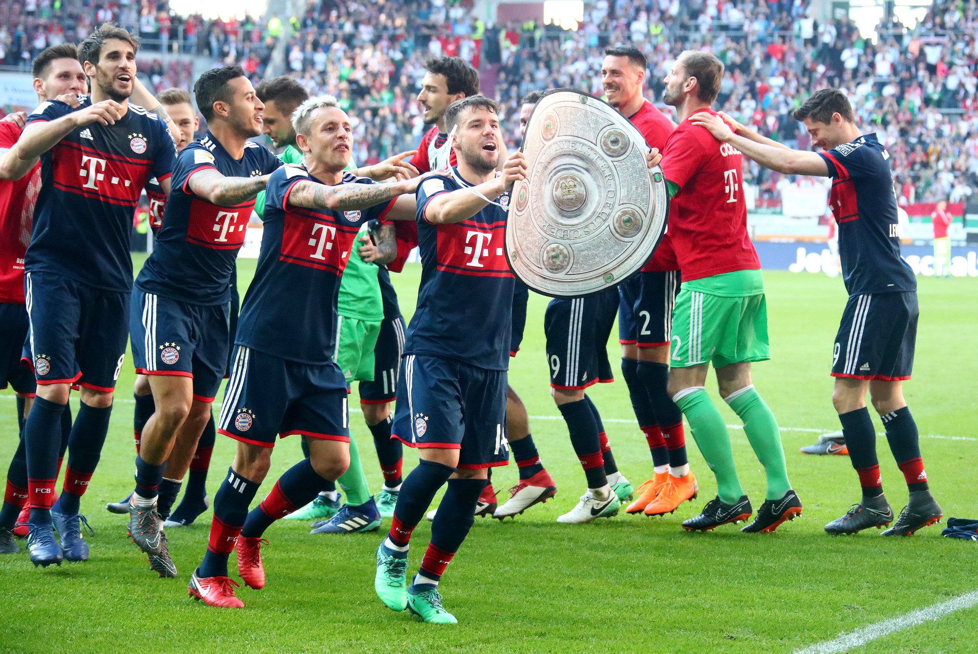 Bayern Munich lần thứ 6 li&ecirc;n tiếp v&ocirc; địch Bundesliga - Ảnh 2.