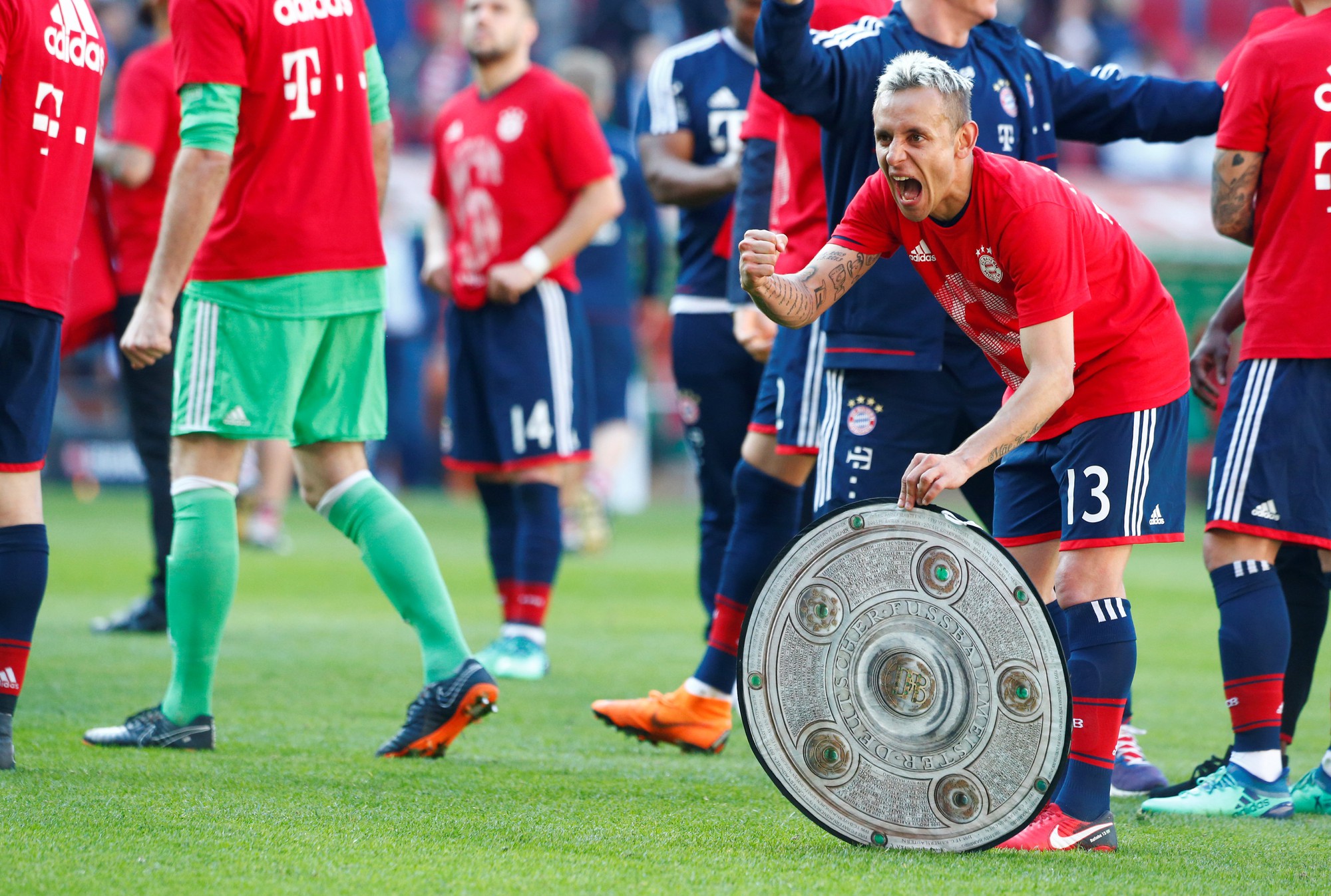 Bayern Munich lần thứ 6 li&ecirc;n tiếp v&ocirc; địch Bundesliga - Ảnh 4.