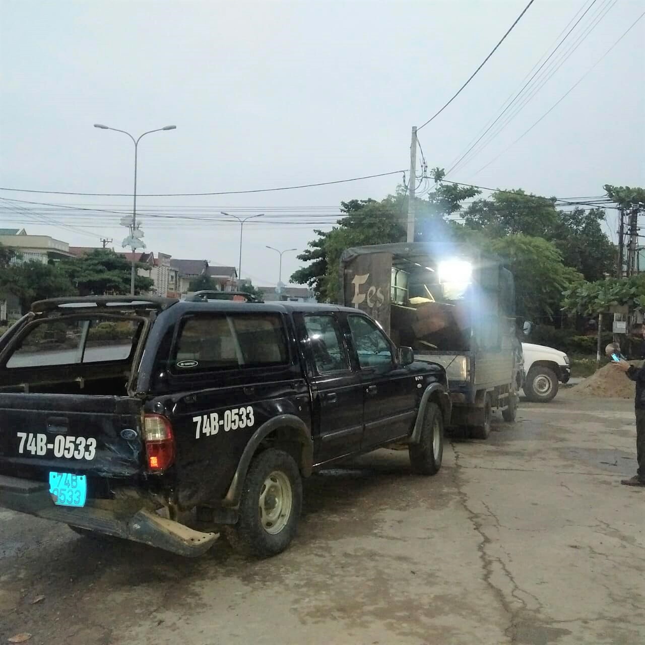 Bị chốt chặn, xe chở gỗ lậu tông vào ô tô của kiểm lâm