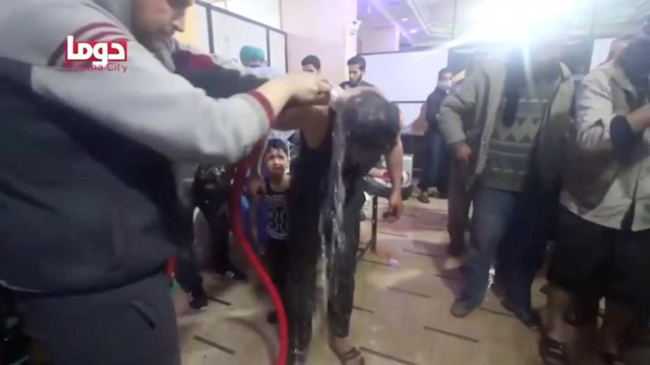 Qu&acirc;n đội Nga tới hiện trường &ldquo;vụ tấn c&ocirc;ng ho&aacute; học&rdquo; ở Syria - Ảnh 2.