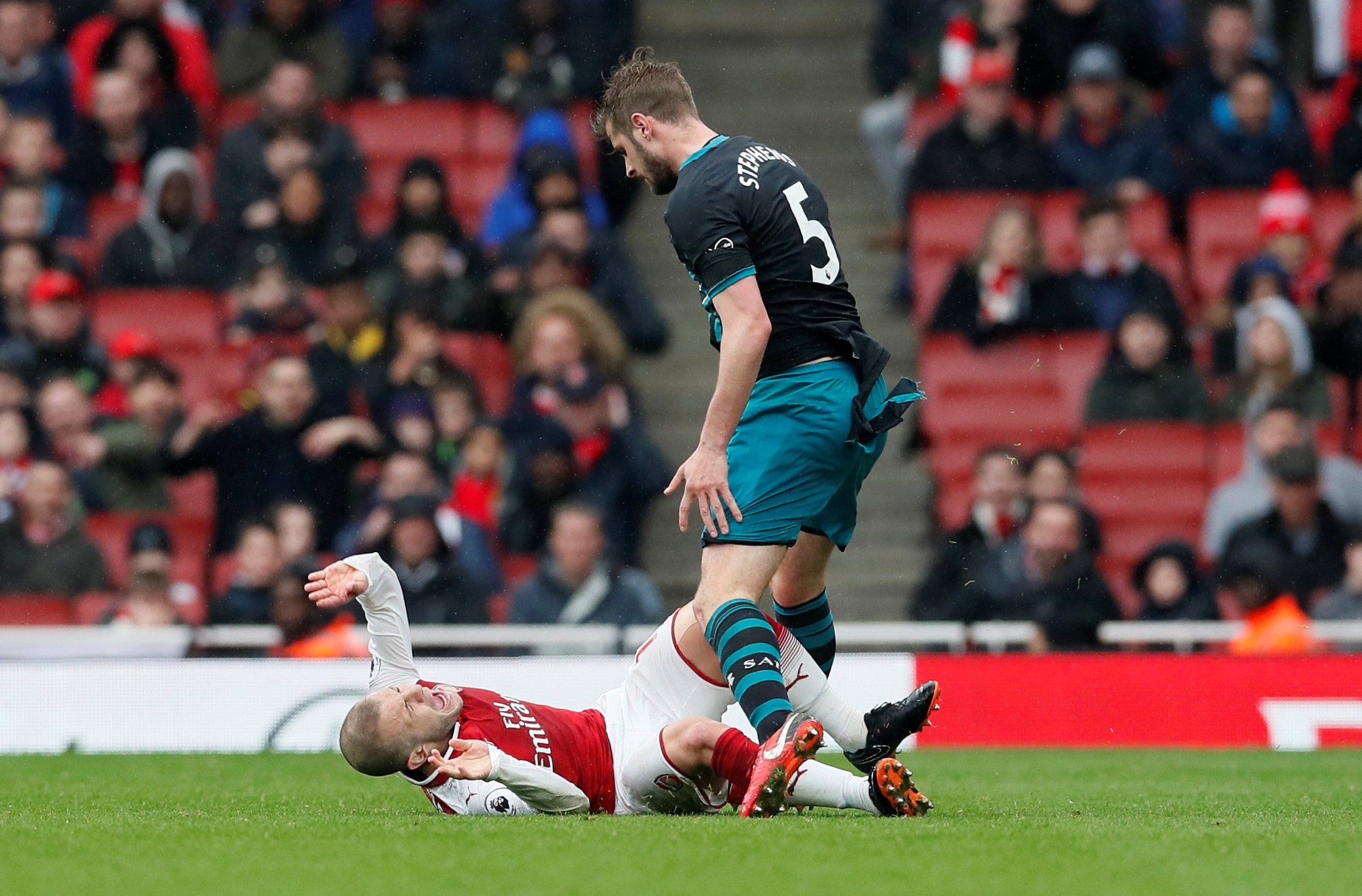 Wilshere đáng bị đuổi với pha xé áo đối thủ - Ảnh 3.