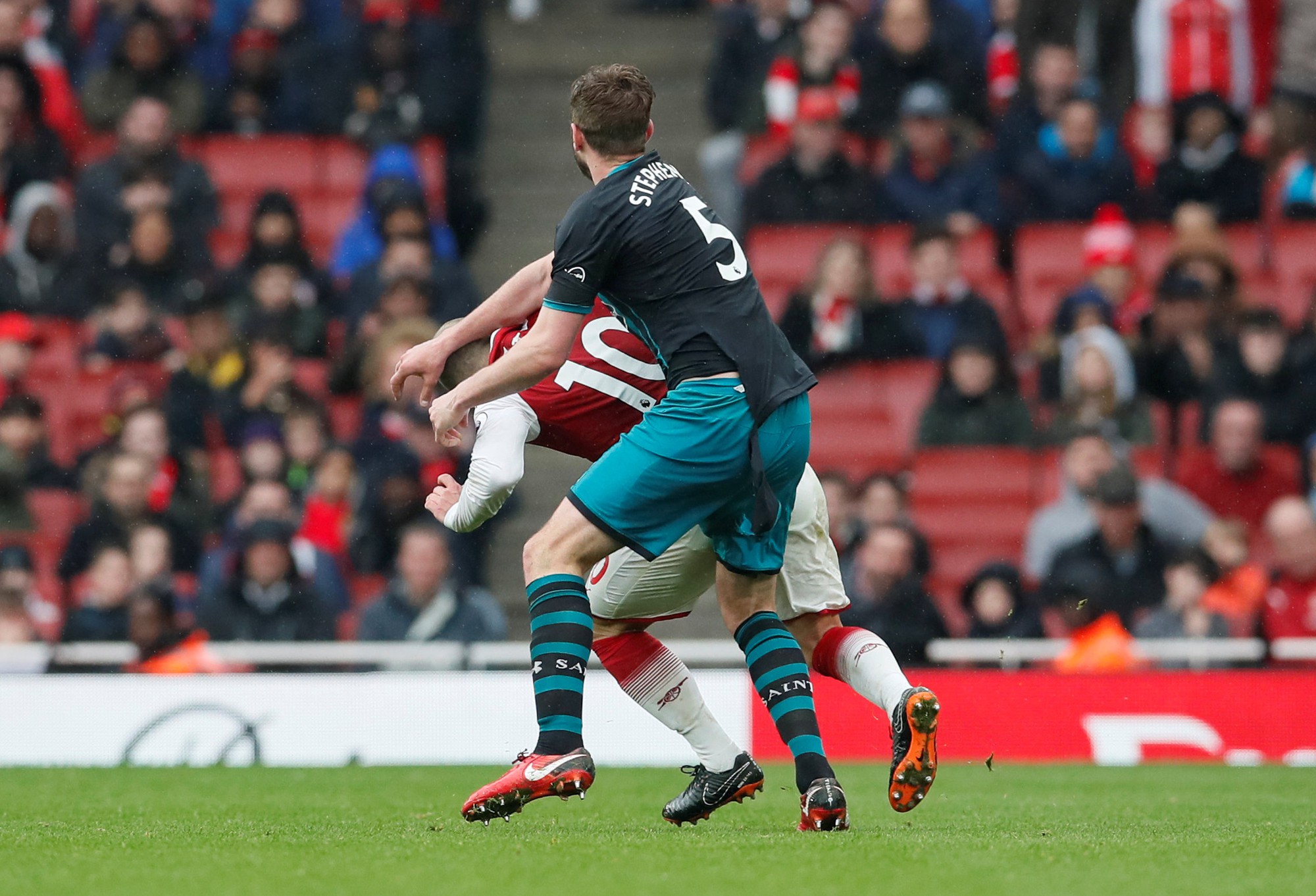 Wilshere đáng bị đuổi với pha xé áo đối thủ - Ảnh 2.