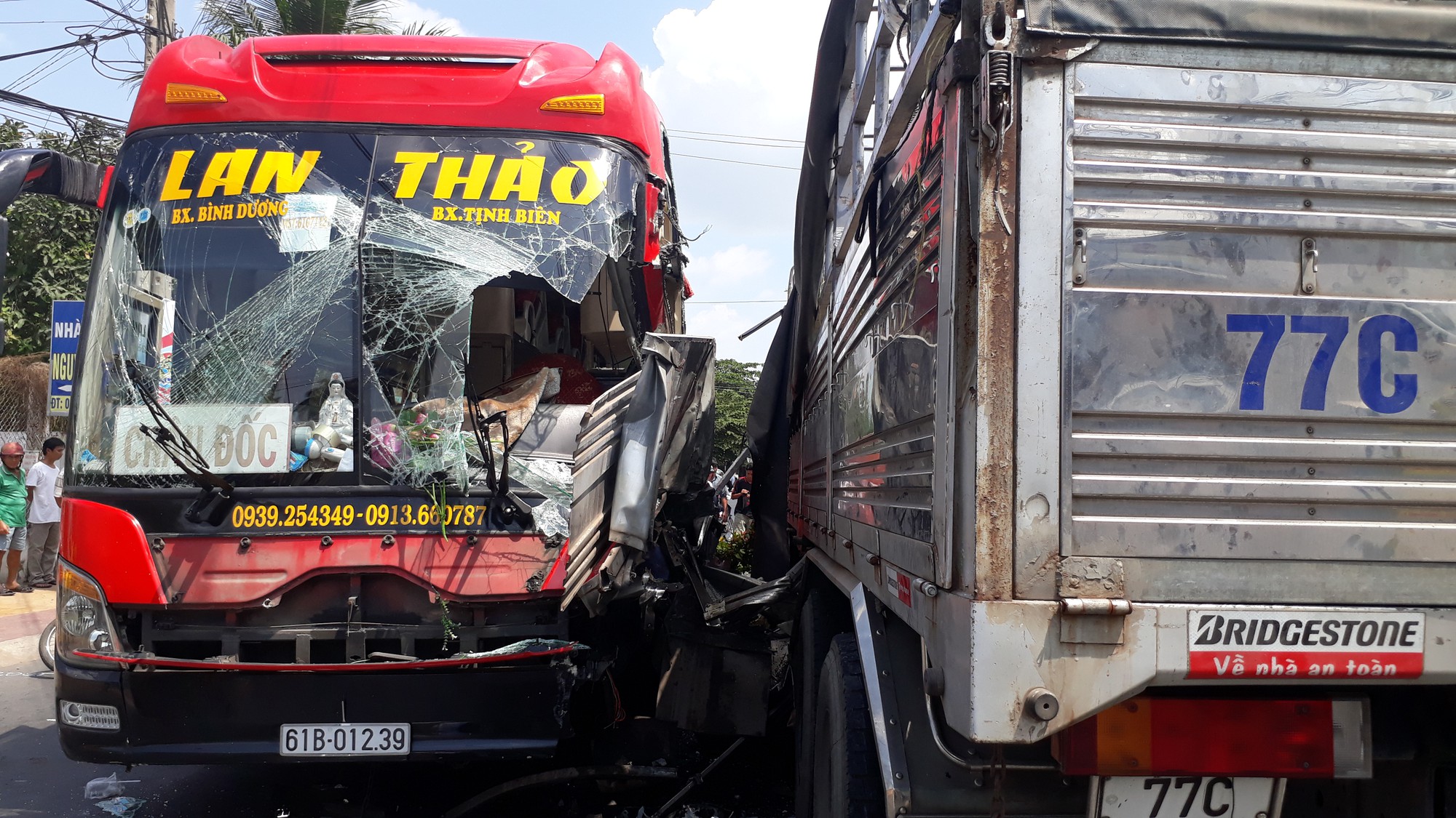 Xe giường nằm t&ocirc;ng xe tải, nhiều h&agrave;nh kh&aacute;ch hoảng loạn tho&aacute;t ra ngo&agrave;i - Ảnh 2.