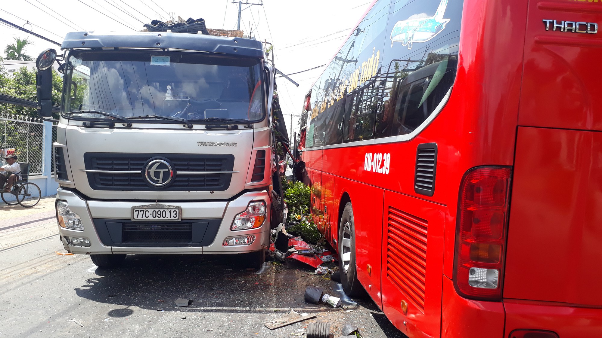 Xe giường nằm t&ocirc;ng xe tải, nhiều h&agrave;nh kh&aacute;ch hoảng loạn tho&aacute;t ra ngo&agrave;i - Ảnh 1.