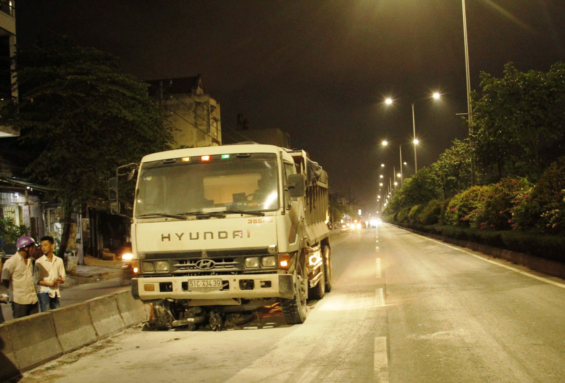 Tông thương vong 2 vợ chồng, xe ben kéo lê xe máy đến  bốc cháy