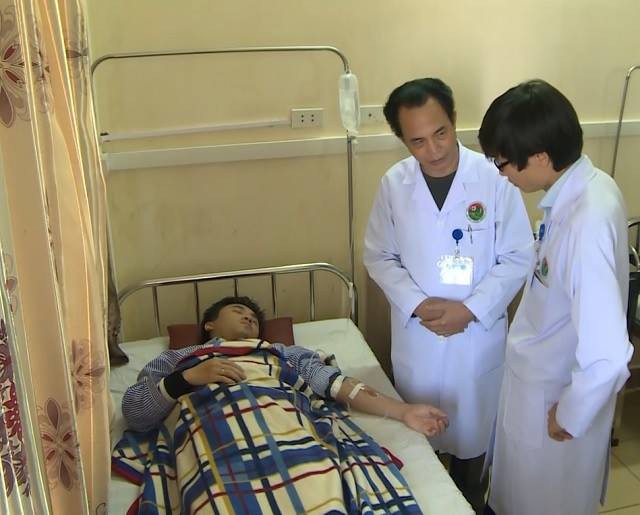 Bố bệnh nhi khai lý do đánh bác sĩ, thực tập sinh bị thương