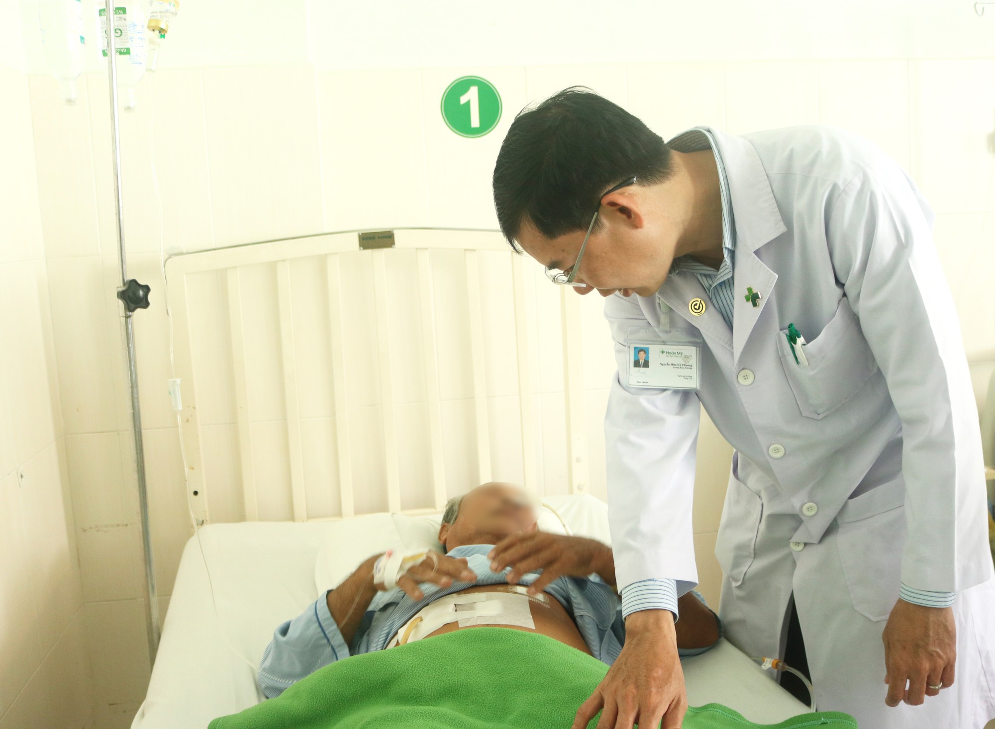 Ăn cá tra nướng, cụ ông suýt chết vì xương cá đâm thủng dạ dày