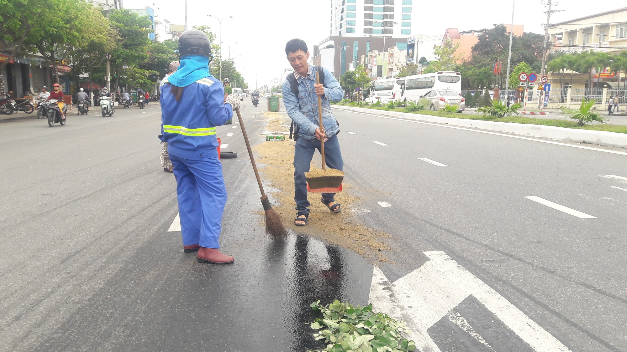 Dầu nhớt  tr&agrave;n ra đường, khiến 4 vụ ng&atilde; xe m&aacute;y l&agrave;m nhiều người bị thương - Ảnh 3.