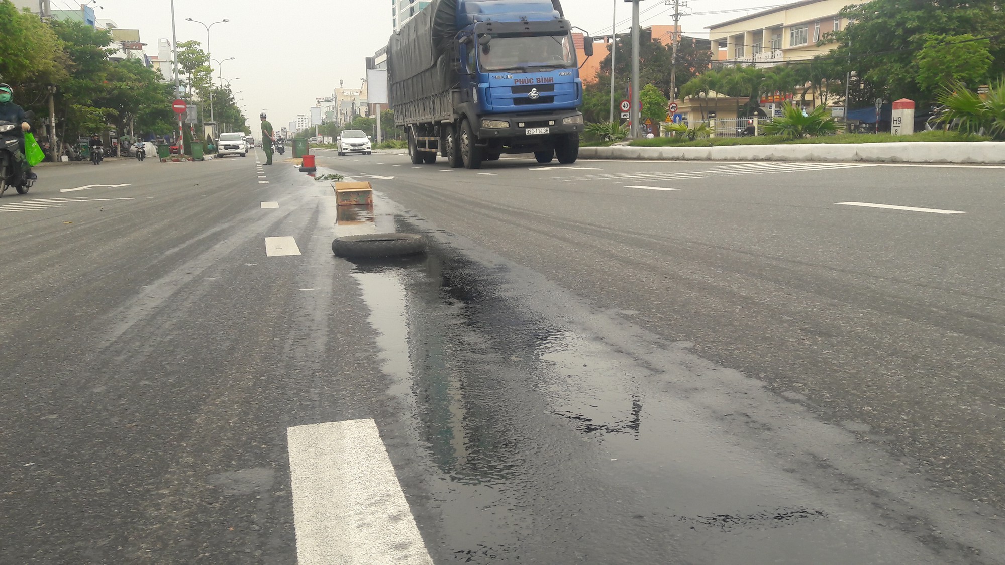 Dầu nhớt  tr&agrave;n ra đường, khiến 4 vụ ng&atilde; xe m&aacute;y l&agrave;m nhiều người bị thương - Ảnh 2.