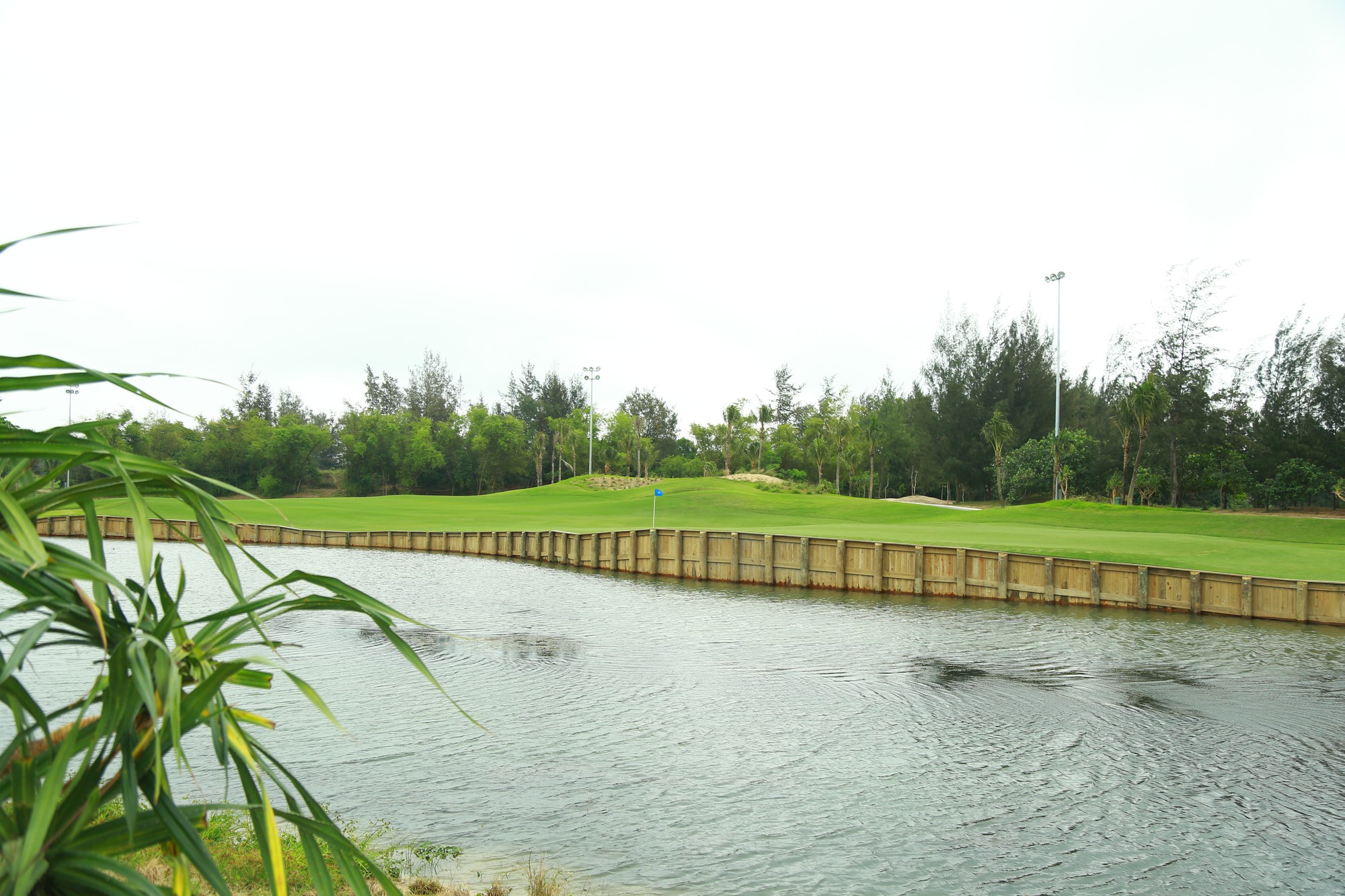 Cuốn hút sân golf phong cách bờ kè đầu tiên tại châu Á