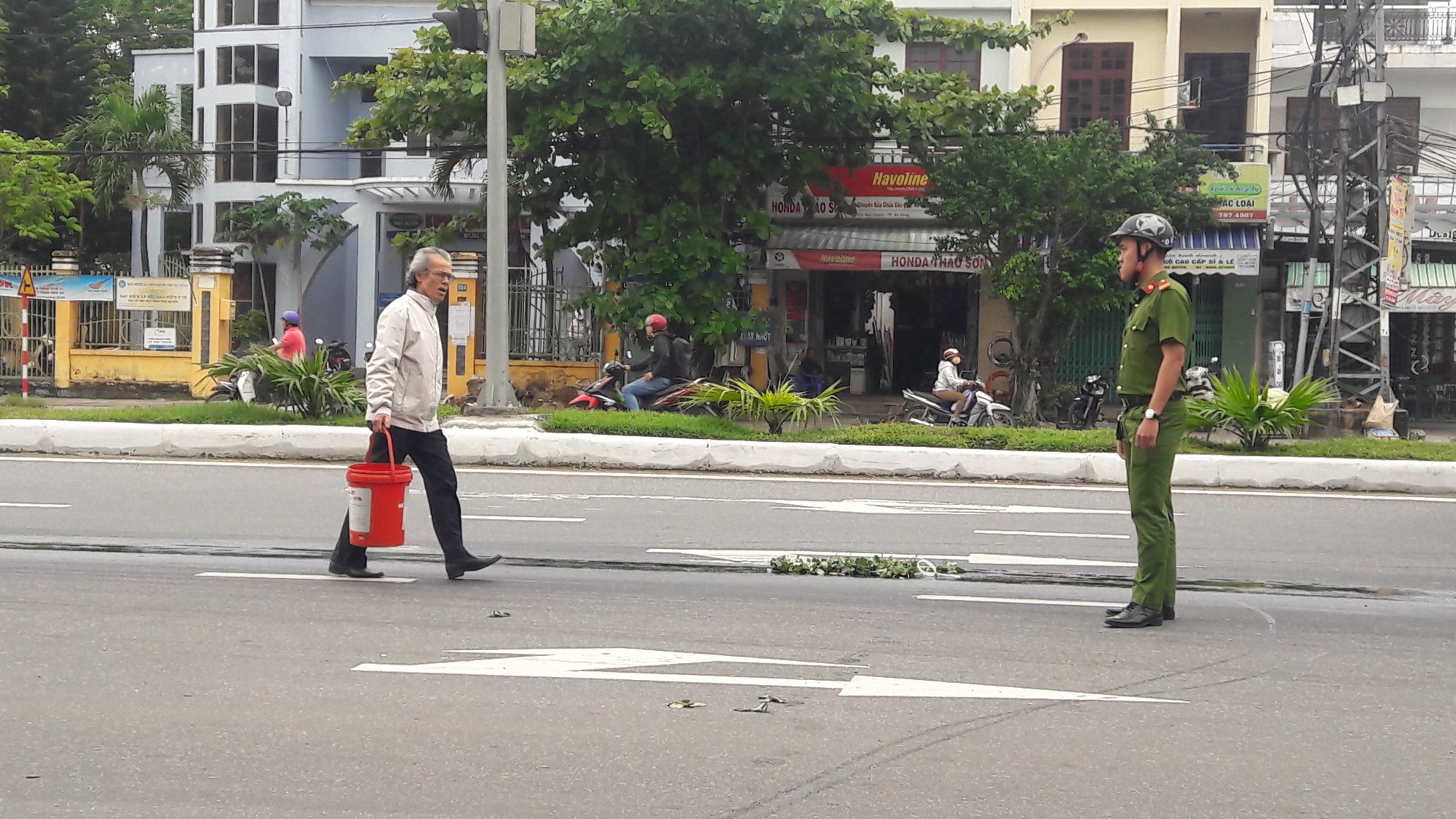 Dầu nhớt  tr&agrave;n ra đường, khiến 4 vụ ng&atilde; xe m&aacute;y l&agrave;m nhiều người bị thương - Ảnh 4.