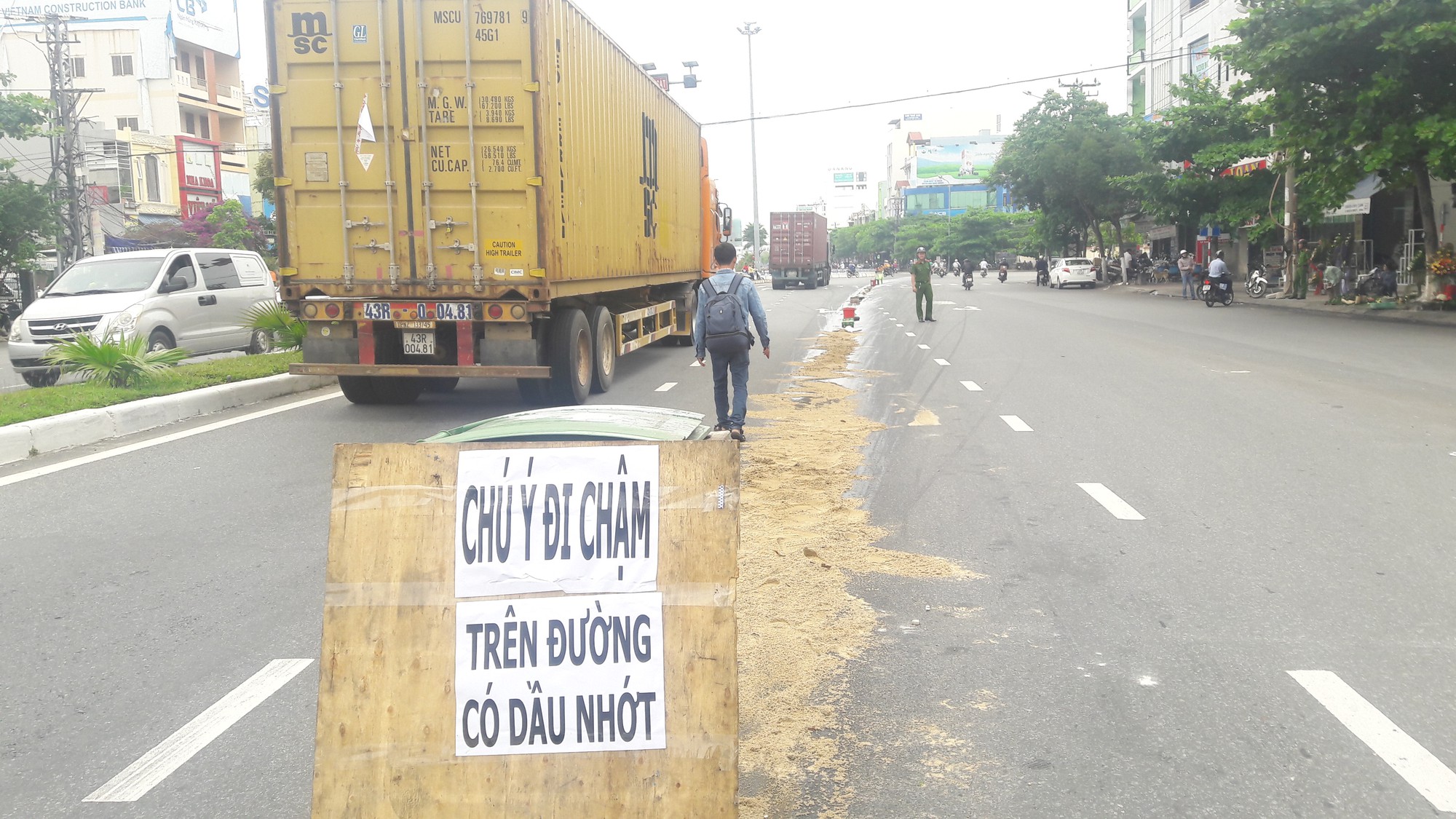Dầu nhớt  tràn ra đường, khiến 4 vụ ngã xe máy làm nhiều người bị thương