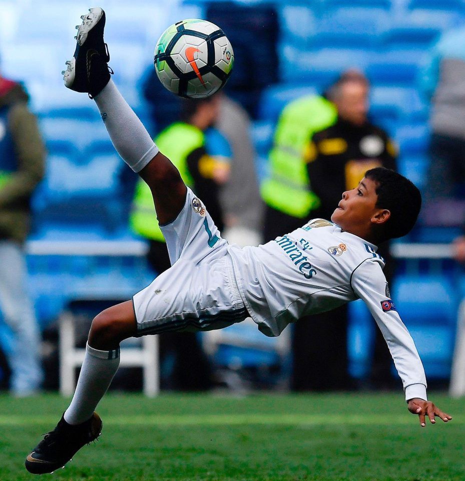 Xem siêu phẩm ngả bàn đèn của con trai Ronaldo