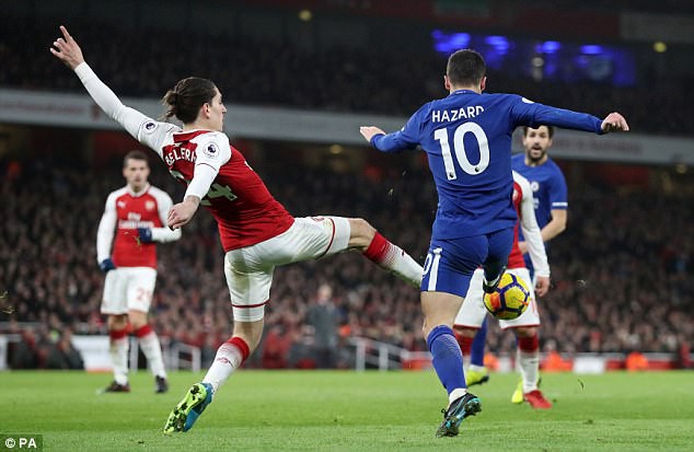 Wenger cạn lời với trọng t&agrave;i - Ảnh 2.
