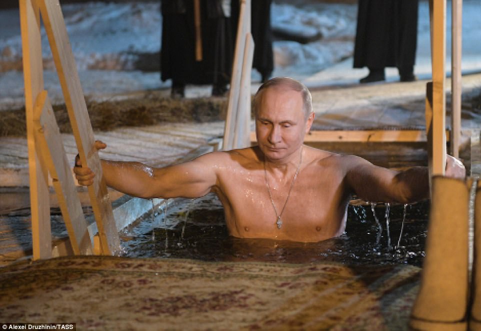 Ông Putin cởi trần, ngâm mình trong hồ nước băng giá