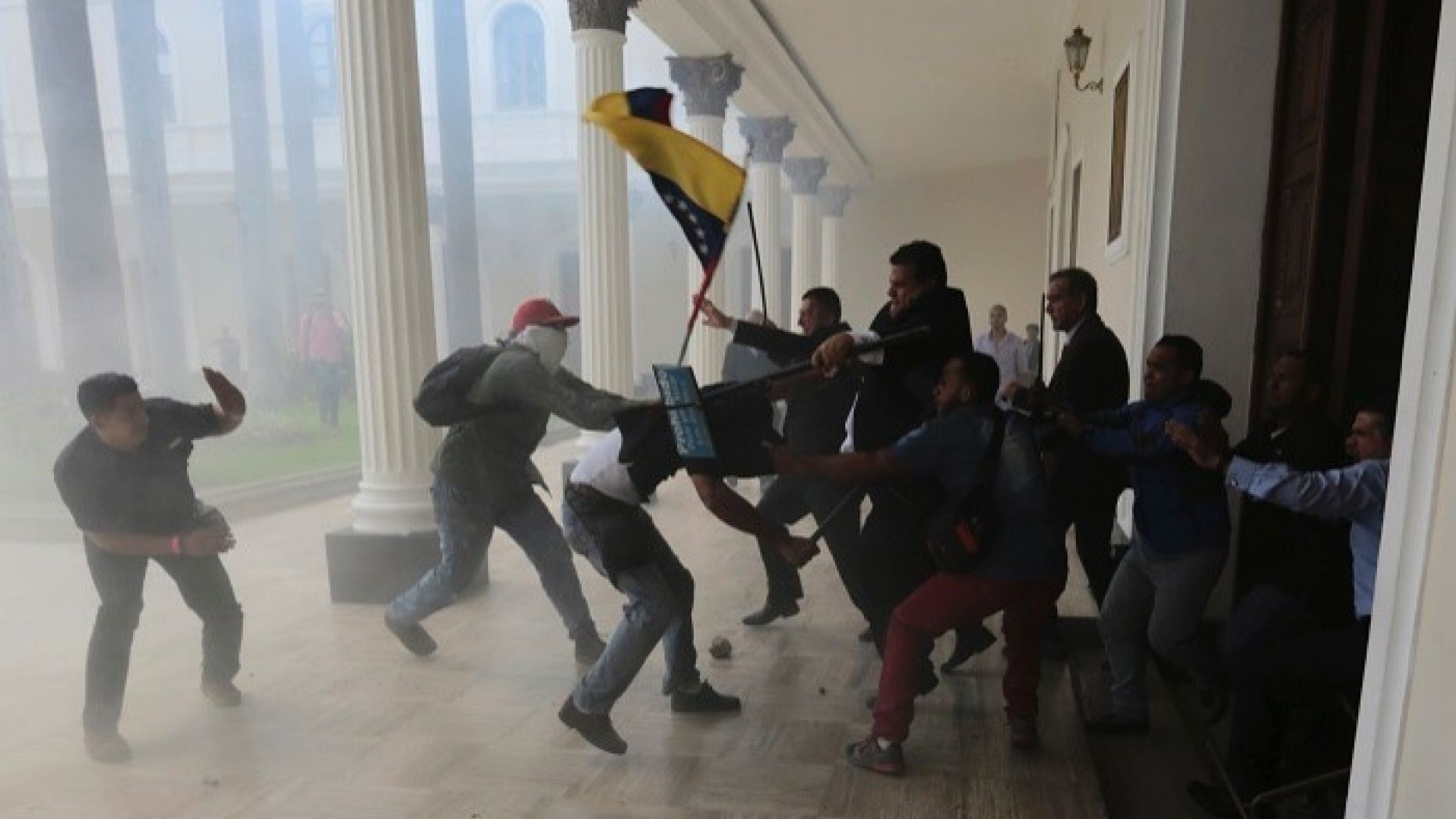 Venezuela: Người d&acirc;n n&eacute;m chết gia s&uacute;c để lấy c&aacute;i ăn - Ảnh 5.
