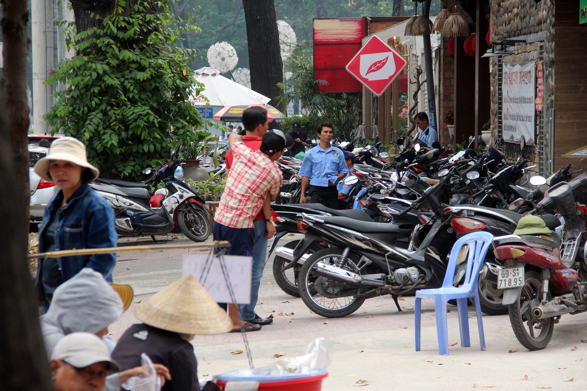 TP HCM: Nhiều b&atilde;i giữ xe vẫn trơ gan tr&ecirc;n vỉa h&egrave; - Ảnh 9.